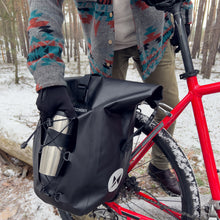 Заредете изображение във визуализатора на галерията – Wozinsky waterproof bicycle bag trunk pannier 25l red (WBB24RE) - TopMag
