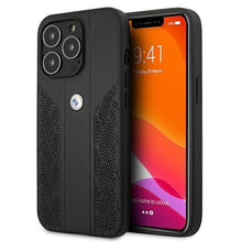 Заредете изображение във визуализатора на галерията – Etui BMW BMHCP13LRSPPK iPhone 13 Pro / 13 6,1" czarny/black hardcase Leather Curve Perforate - TopMag
