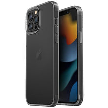 Заредете изображение във визуализатора на галерията – UNIQ etui Air Fender iPhone 13 Pro Max 6,7" szary/smoked grey - TopMag
