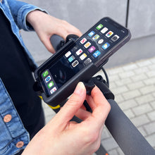 Заредете изображение във визуализатора на галерията – Wozinsky metal bicycle phone holder, scooters black (WBHBK3) - TopMag
