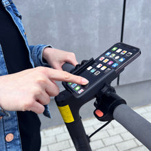Заредете изображение във визуализатора на галерията – Wozinsky metal bicycle phone holder, scooters black (WBHBK3) - TopMag
