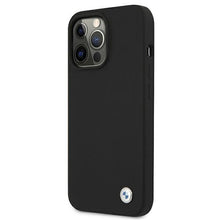 Заредете изображение във визуализатора на галерията – Etui BMW BMHCP13LSILBK iPhone 13 Pro / 13 6,1" czarny/black hardcase Silicone Signature - TopMag
