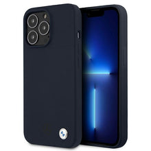 Заредете изображение във визуализатора на галерията – Etui BMW BMHCP13XSILNA iPhone 13 Pro Max 6,7" granatowy/navy hardcase Silicone Signature - TopMag
