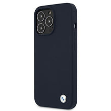 Заредете изображение във визуализатора на галерията – Etui BMW BMHCP13XSILNA iPhone 13 Pro Max 6,7" granatowy/navy hardcase Silicone Signature - TopMag
