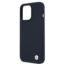 Заредете изображение във визуализатора на галерията – Etui BMW BMHCP13XSILNA iPhone 13 Pro Max 6,7" granatowy/navy hardcase Silicone Signature - TopMag
