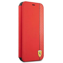 Заредете изображение във визуализатора на галерията – Ferrari FESAXFLBKP13SRE iPhone 13 mini 5,4" czerwony/red book On Track Carbon Stripe - TopMag
