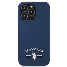 Заредете изображение във визуализатора на галерията – US Polo USHCP13LSFGV iPhone 13 Pro / 13 6,1" granatowy/navy Silicone Collection - TopMag
