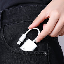 Заредете изображение във визуализатора на галерията – Joyroom universal Lightning adapter - 3.5mm mini jack with charging port white (S-Y105) - TopMag
