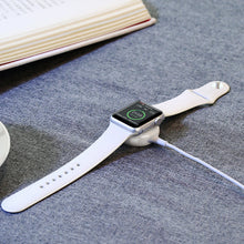 Заредете изображение във визуализатора на галерията – Ugreen wireless MFI Qi charger for Apple Watch with built-in cable 1m white (CD177) - TopMag

