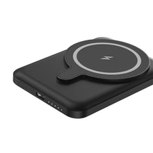 Заредете изображение във визуализатора на галерията – Amazing Thing Power bank Thunder Pro 5000mAh TPM5KBK - Type C - magnetic with induction charger black
