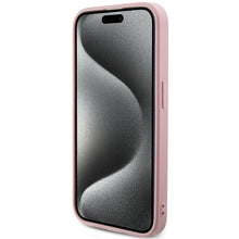 Заредете изображение във визуализатора на галерията – Guess Saffiano Iridescent Script case for iPhone 15 Pro - pink
