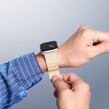 Заредете изображение във визуализатора на галерията – Dux Ducis Magnetic Strap Watch Strap 7/6/5/4/3/2 / SE (41/40 / 38mm) Magnetic Band Beige (Chain Version) - TopMag
