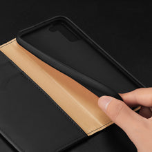 Заредете изображение във визуализатора на галерията – Dux Ducis Hivo Leather Flip Cover Genuine Leather Wallet For Cards And Documents Samsung Galaxy S22 Black - TopMag
