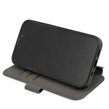 Заредете изображение във визуализатора на галерията – Guess GUBKP13L4GDBL iPhone 13 Pro / 13 6,1" niebieski/blue book 4G Stripe - TopMag
