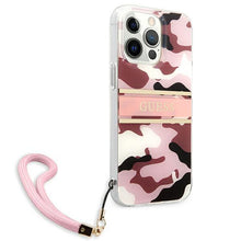 Заредете изображение във визуализатора на галерията – Guess GUHCP13LKCABPI iPhone 13 Pro / 13 6,1" różowy/pink hardcase Camo Strap Collection - TopMag
