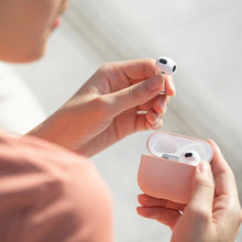 Заредете изображение във визуализатора на галерията – UNIQ etui Lino AirPods 3 gen. Silicone beżowy/beige - TopMag
