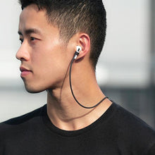 Заредете изображение във визуализатора на галерията – UNIQ etui Vencer AirPods 3 gen. Silicone beżowy/dark sand - TopMag

