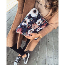 Заредете изображение във визуализатора на галерията – CANVASLIFE SLEEVE LAPTOP 15-16 WHITE ROSE - TopMag

