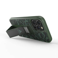 Заредете изображение във визуализатора на галерията – Adidas SP Grip Case Leopard iPhone 12 Pro Max green/zielony 43723 - TopMag
