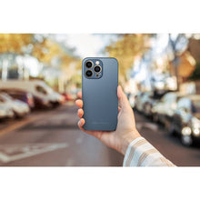 Заредете изображение във визуализатора на галерията – Roar matte glass гръб за iphone 7 / 8 / se 2020 / se 2022 blue
