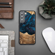 Заредете изображение във визуализатора на галерията – Wood and resin case for Samsung Galaxy S22 Bewood Unique Neptune - navy blue and black

