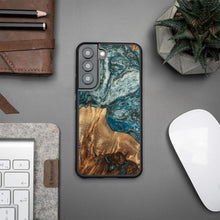 Заредете изображение във визуализатора на галерията – Wood and resin case for Samsung Galaxy S22 Bewood Unique Planet Earth - blue-green
