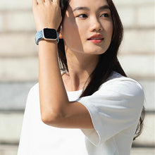Заредете изображение във визуализатора на галерията – UNIQ pasek Aspen Apple Watch 40/38/41mm Series 4/5/6/7/8/SE/SE2 Braided DE modry/cerulean blue - TopMag
