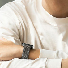Заредете изображение във визуализатора на галерията – Uniq strap Aspen Apple Watch 44/42 / 45mm Series 4/5/6/7/8 / SE / SE2 Braided DE gray / pebble gray - TopMag
