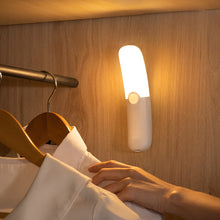 Заредете изображение във визуализатора на галерията – Baseus Crescent Moon wardrobe lamp with PIR motion detector 800 mAh white (DGDG000102) - TopMag
