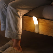 Заредете изображение във визуализатора на галерията – Baseus Crescent Moon wardrobe lamp with PIR motion detector 800 mAh white (DGDG000102) - TopMag
