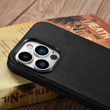 Заредете изображение във визуализатора на галерията – iCarer CH Leather case for iPhone 13 Pro leather case (MagSafe compatible) black (ALI1209-BK) - TopMag

