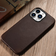 Заредете изображение във визуализатора на галерията – iCarer CH Leather case for iPhone 13 Pro leather case (MagSafe compatible) brown (ALI1209-CO) - TopMag
