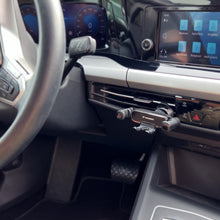 Заредете изображение във визуализатора на галерията – Wozinsky gravity phone holder for car grille black (WCHBK7) - TopMag
