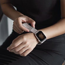Заредете изображение във визуализатора на галерията – UNIQ pasek Dante Apple Watch Series 4/5/6/7/8/SE/SE2 38/40/41mm Stainless Steel różwo-złoty/rose gold - TopMag
