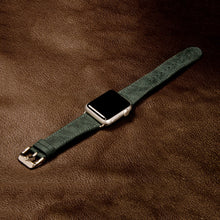 Заредете изображение във визуализатора на галерията – iCarer Leather Vintage Band Genuine Leather Strap for Watch 7 7/6 / 5/4/3/2 / SE (41/40 / 38mm) Green (RIW103-GN （38）) - TopMag
