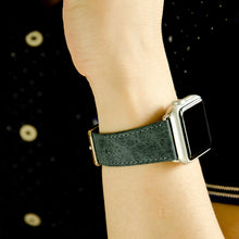 Заредете изображение във визуализатора на галерията – iCarer Leather Vintage Band Genuine Leather Strap for Watch 7 7/6 / 5/4/3/2 / SE (41/40 / 38mm) Green (RIW103-GN （38）) - TopMag
