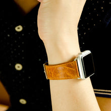 Заредете изображение във визуализатора на галерията – iCarer Leather Vintage Wristband Genuine Leather Watch Band Watch 7 7/6 / 5/4/3/2 / SE (41/40 / 38mm) Orange (RIW103-OG （38）) - TopMag

