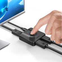 Заредете изображение във визуализатора на галерията – Ugreen CM430 signal splitter 2x DisplayPort (input) to 1x DisplayPort (output) 4K / 1080p switch black (60622) - TopMag
