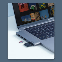 Заредете изображение във визуализатора на галерията – Ugreen multifunctional HUB 2x USB Type C to 3x USB 3.0 / TF / SD / USB Type C for MacBook Pro / Air gray (CM251 60560)
