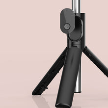 Заредете изображение във визуализатора на галерията – Selfie Stick - with detachable bluetooth remote control, tripod and ring lamp - P20D Black
