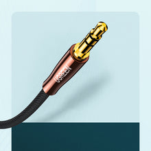 Заредете изображение във визуализатора на галерията – Ugreen cable audio cable 3.5 mm mini jack (male) - 2RCA (male) 2m copper (AV170)
