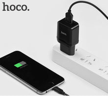 Заредете изображение във визуализатора на галерията – Зарядно Hoco travel + кабел lightning 2,4a c22a черен - TopMag
