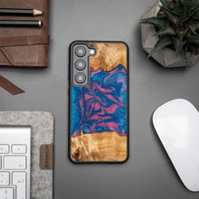 Заредете изображение във визуализатора на галерията – Wood and resin case for Samsung Galaxy S23 Bewood Unique Vegas - pink and blue
