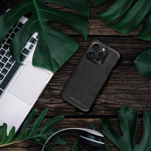 Заредете изображение във визуализатора на галерията – Roar LOOK Case - for iPhone 15 Black
