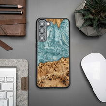 Заредете изображение във визуализатора на галерията – Wood and resin case for Samsung Galaxy S23 Plus Bewood Unique Uranus - blue and white
