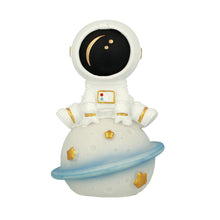 Заредете изображение във визуализатора на галерията – Night lamp L22 Astronaut
