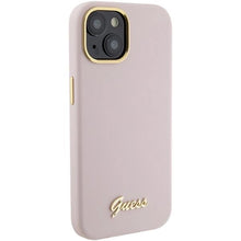 Заредете изображение във визуализатора на галерията – Guess Silicone Script Metal Logo &amp; Frame case for iPhone 15 - pink
