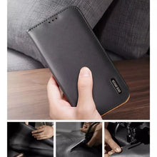 Заредете изображение във визуализатора на галерията – DUX DUCIS Hivo - Leather Wallet Case for Apple iPhone 15 Pro czerwone
