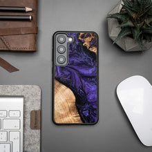 Заредете изображение във визуализатора на галерията – Wood and Resin Case for Samsung Galaxy S23 Bewood Unique Violet - Purple and Black
