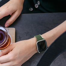 Заредете изображение във визуализатора на галерията – Magnetic Strap for Apple Watch SE, 8, 7, 6, 5, 4, 3, 2, 1 (41, 40, 38 mm) Dux Ducis Strap (LD Version) - Green
